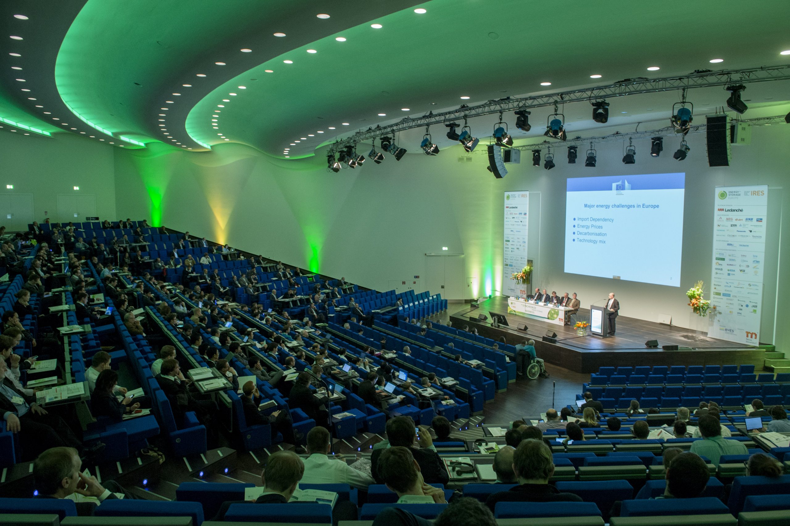 Zur Energy Storage Europe vom 9. bis 11. März 2015 fanden in Düsseldorf erstmals fünf Fachkonferenzen und eine Messe unter einem Dach statt: Gemeinsam deckten die Energy Storage Europe, die IRES-Konferenz, die OTTI Conference Power-to-Gas, der VDE Financial Dialogue Europe und der  Storageday die gesamte thematische Bandbreite zur Energiespeicherung ab. Auf der begleitenden Fachmesse mit knapp 100 internationalen Ausstellern haben die Besucher sich über den neuesten Stand der Technik sowie aktuelle Forschungsergebnisse informiert und vor Ort konkrete Geschäfte abgeschlossen. Über 1.800 Fachleute aus 48 Nationen haben an den drei Tagen die Konferenzen und die Fachmesse Energy Storage Europe besucht  mehr als doppelt so viele wie im Jahr zuvor.

Foto: Energy Storage Europe. Honorarfreie Verwendung ausschließlich für journalistische Zwecke gestattet und nur bei Quellenangabe. Quelle: Messe Duesseldorf